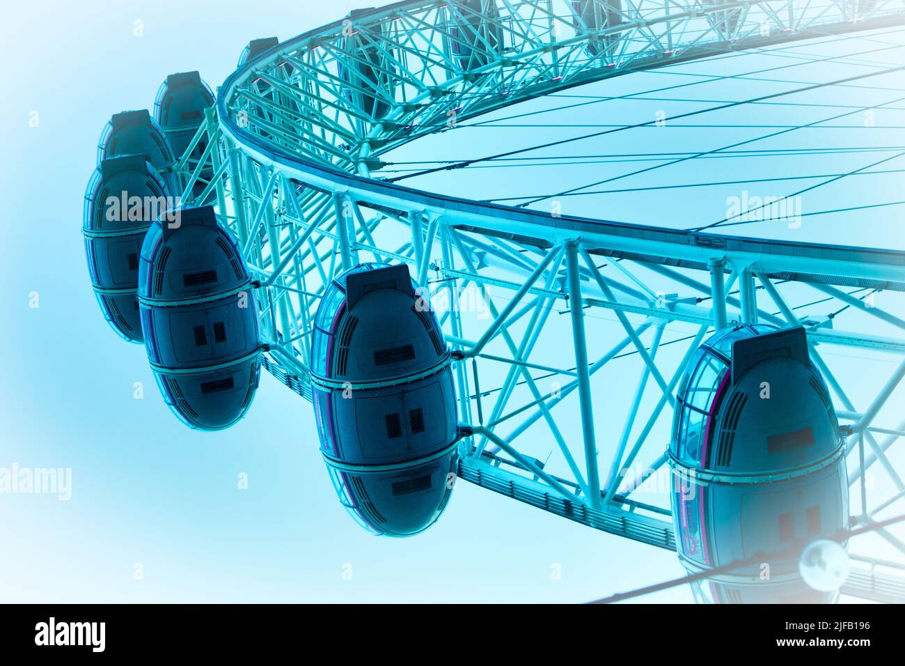 London Eye in blu, il London Eye è un'attrazione popolare a Londra, la capitale dell'Inghilterra Foto Stock