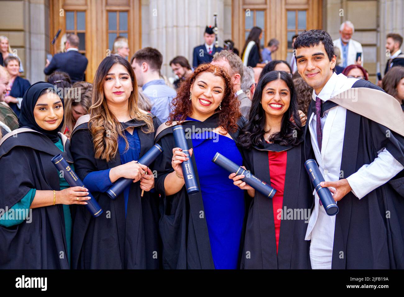 Dundee, Tayside, Scozia, Regno Unito. 1st luglio 2022. Diplomi di Dundee: L'ultimo giorno delle lauree universitarie le temperature nel nord-est della Scozia hanno superato i 20°C a causa del caldo sole estivo. Gli studenti della Dundee University e le loro famiglie si sono radunati a Dundee City Square e fuori dalla Caird Hall per celebrare i loro successi tardivi. Dal momento che la Scozia è stata sotto il blocco del Coronavirus per due anni, queste cerimonie di laurea sono ora in corso. Credit: Dundee Photographics/Alamy Live News Foto Stock