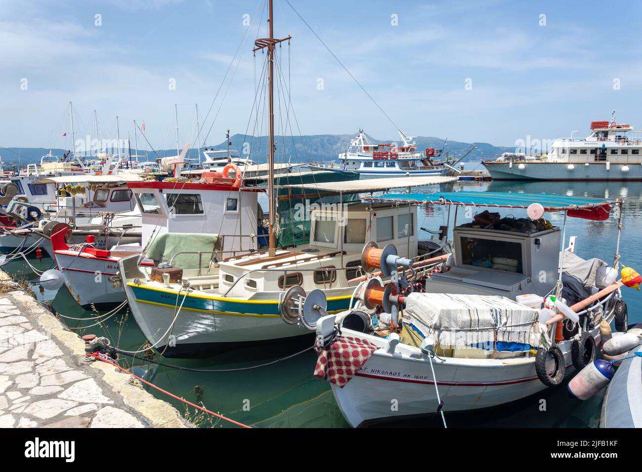 Barche da pesca tradizionali nel porto, Corfù Città Vecchia, Corfù (Kerkyra), Isole IONIE, Grecia Foto Stock