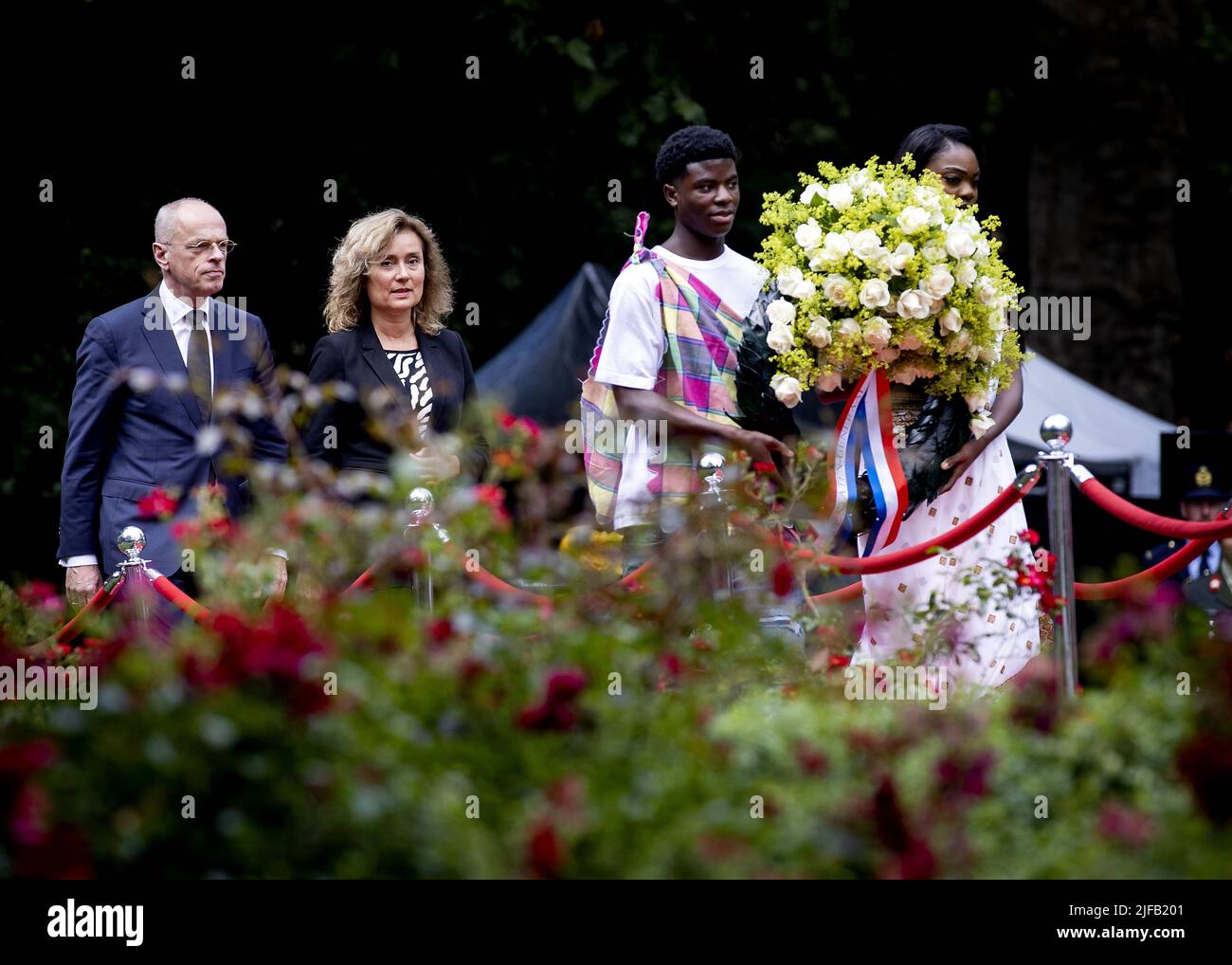 2022-07-01 14:13:30 AMSTERDAM - Jan Anthonie Bruijn, presidente del Senato e vera Bergkamp, presidente della Camera dei rappresentanti ha deposto una corona al Monumento Nazionale al passato della schiavitù, durante la commemorazione nazionale del passato della schiavitù olandese. Il 1 luglio 1863 la schiavitù fu abolita per legge in Suriname e nella parte caraibica del Regno. ANP KOEN VAN WEEL olanda OUT - belgio OUT Foto Stock