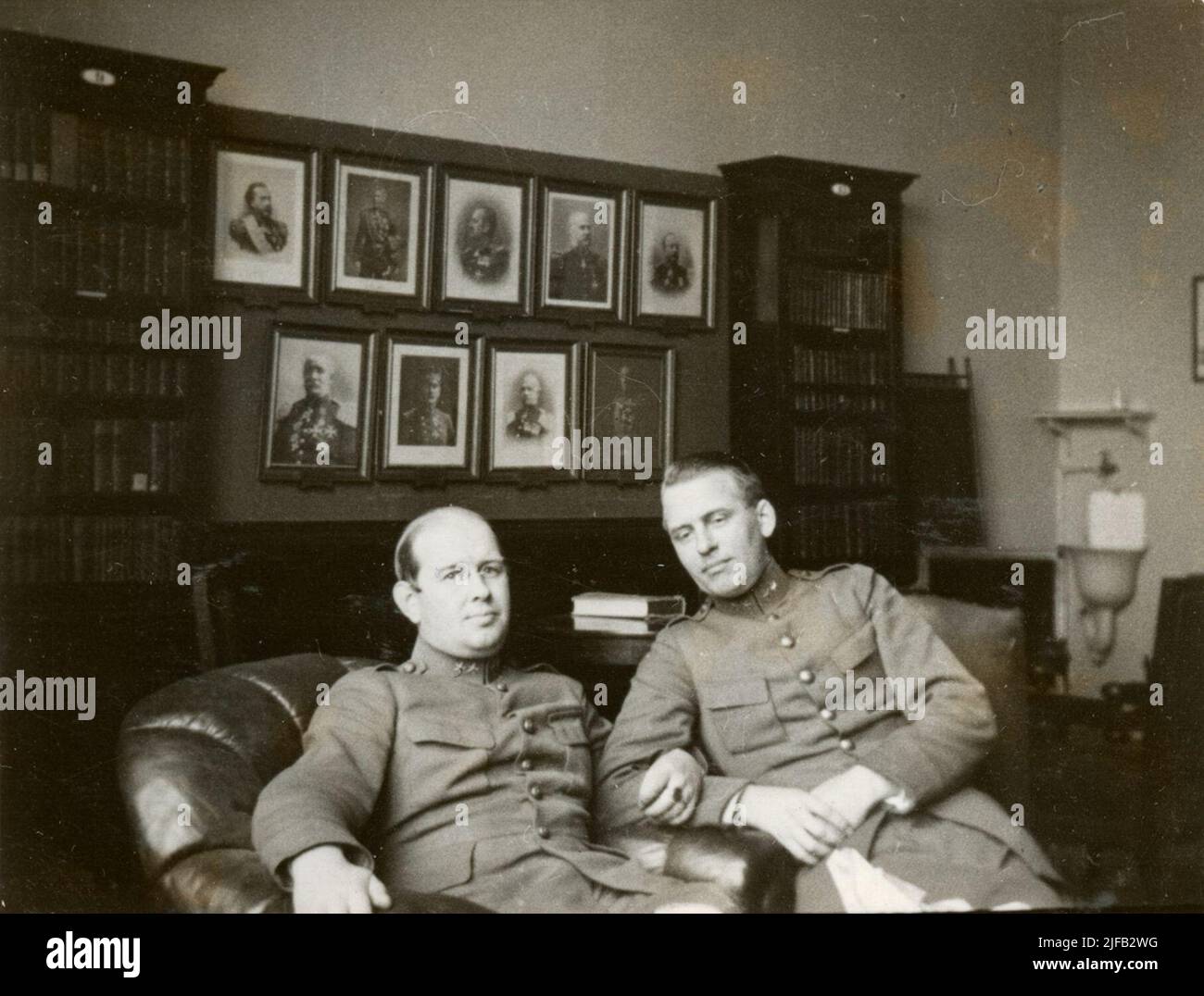 La pausa colazione è trascorsa in modi diversi ... nelle belle sedie in pelle della MFK. Foto Stock