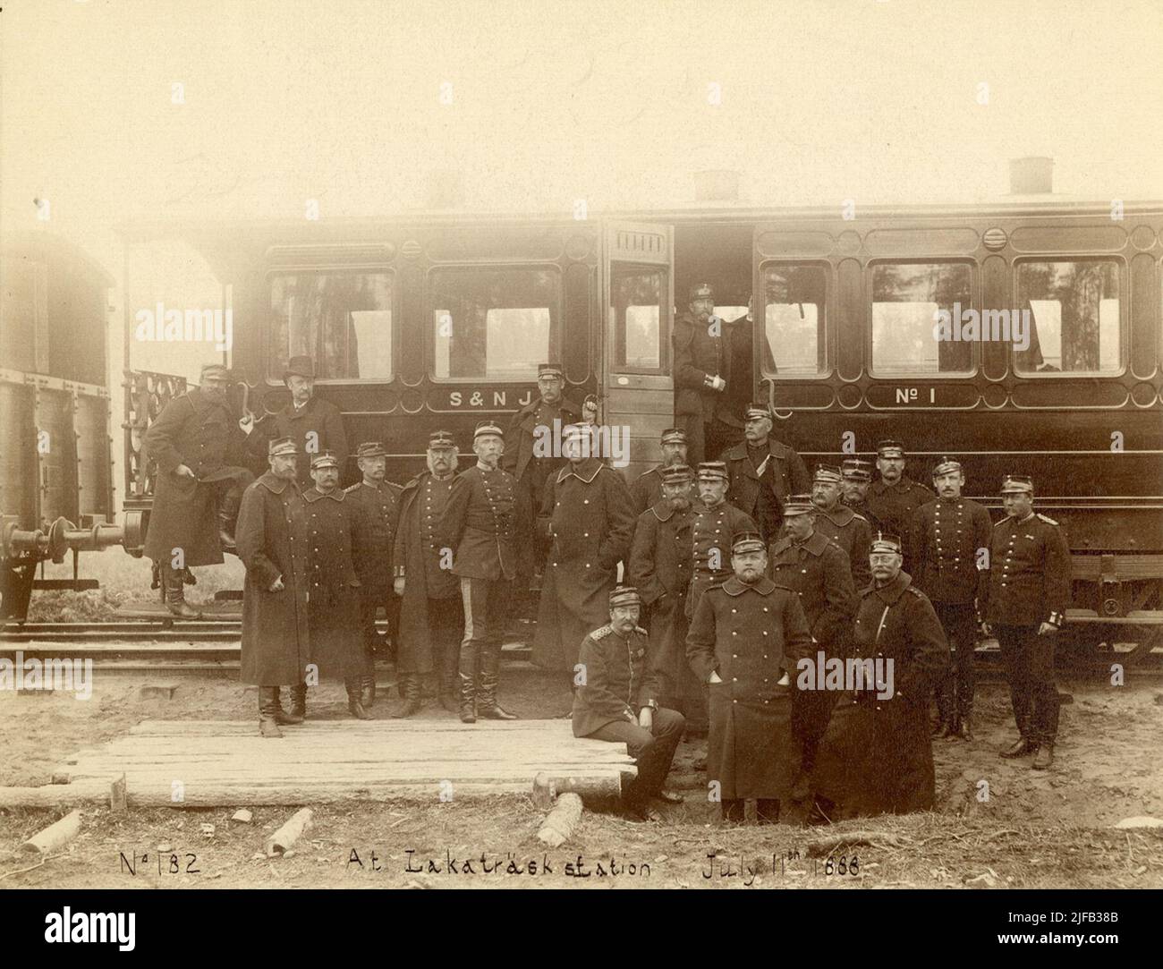 Ritratto di gruppo di ufficiali a Svea Artillery Regiment A 1 fuori da una macchina ferroviaria alla stazione di Lakaträsk nel 1888. Foto Stock