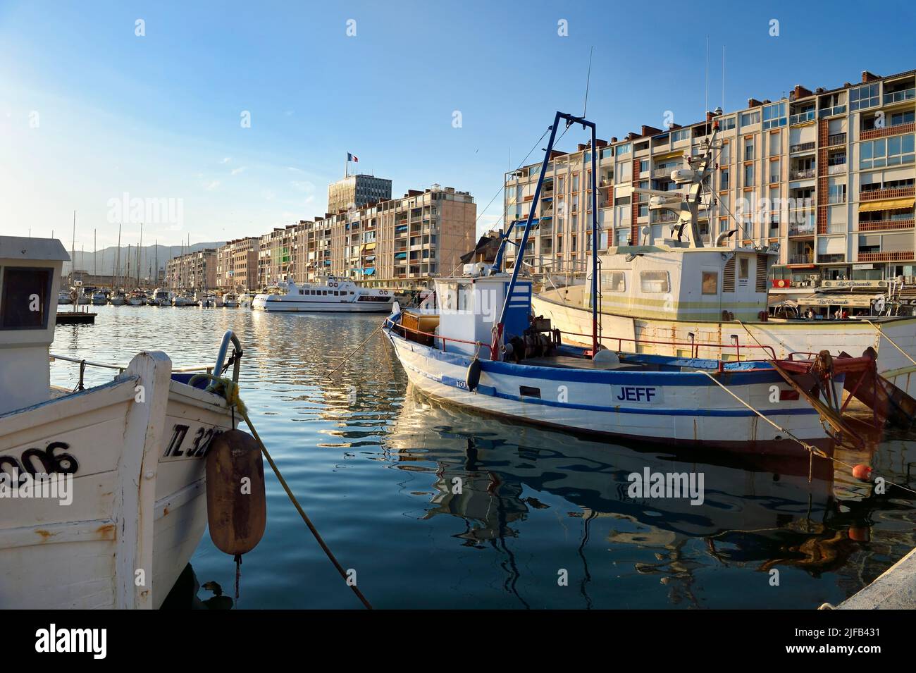 Francia, Var, Tolone, quai Kronstadt, l'appartamento blocchi la Frontale progettato da De Mailly dopo il bombardamento del 1944, il piccolo porto di pesca in primo piano Foto Stock