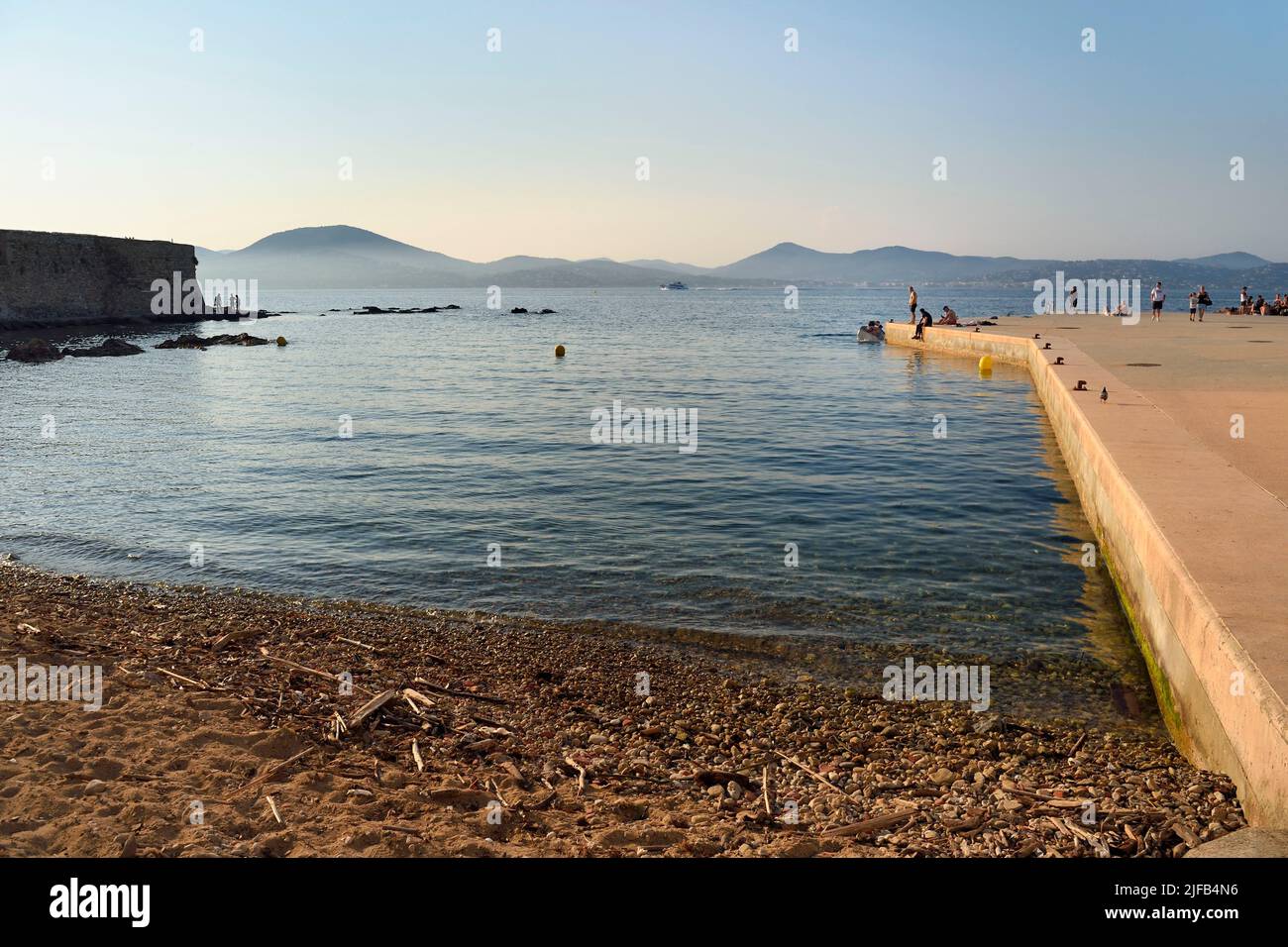 Francia, Var, Saint-Tropez, Plage de la Ponche spiaggia dove sono costruite le alte case con facciata di colore ocra, giallo o arancio Foto Stock