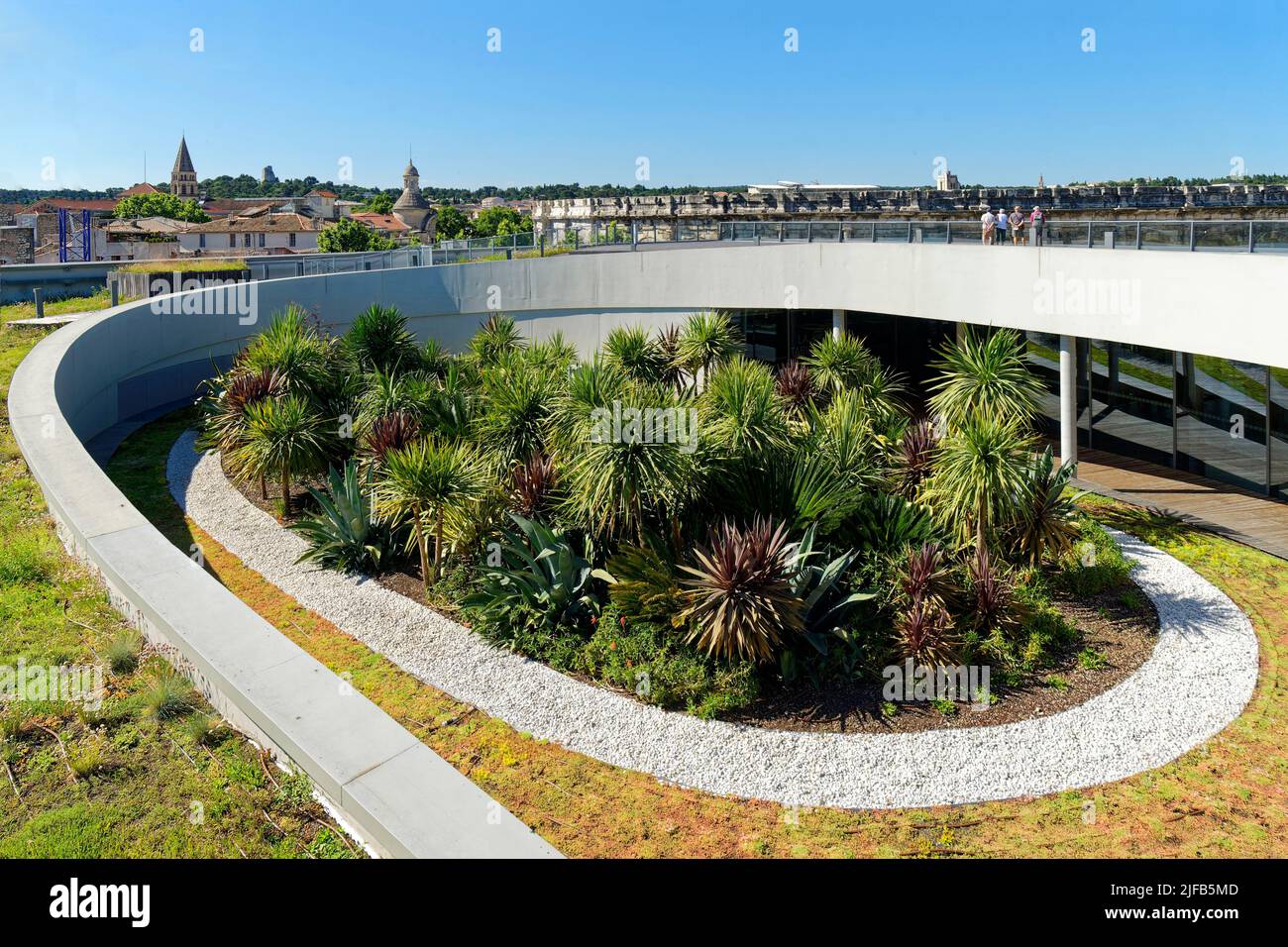 Francia, Gard, Nimes, museo della romanità (Musée de la Romanite) dell'architetto Elizabeth de Portzamparc, il giardino del museo Foto Stock