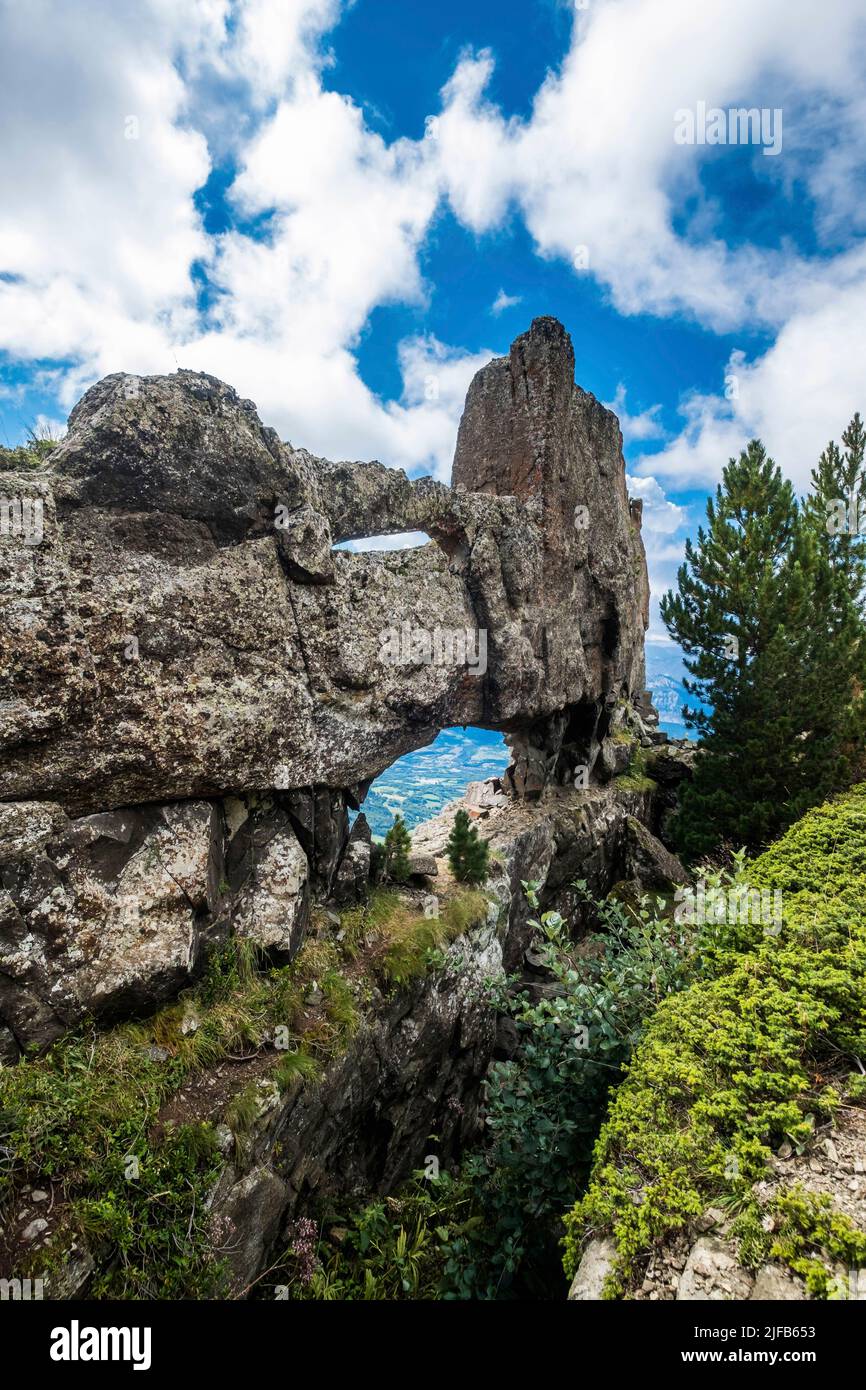 Francia, Hautes-Alpes, Champsaur valle, villaggio di Saint-Michel de Chaillol, escursioni a piedi nella parete sud di Queyrel, arco Queyrel Foto Stock