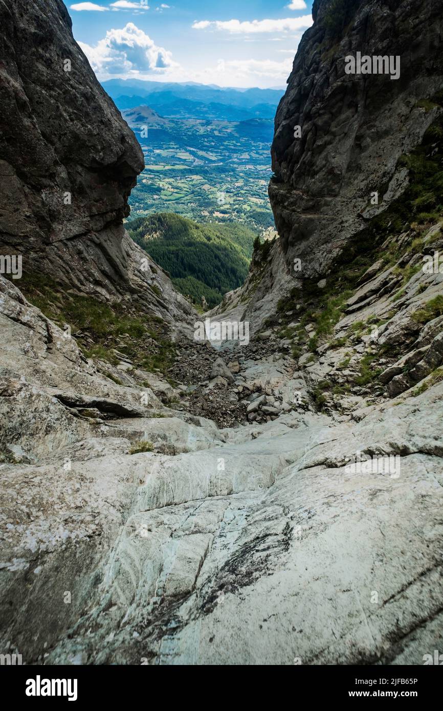 Francia, Hautes-Alpes, Champsaur valle, villaggio di Saint-Michel de Chaillol, escursioni a piedi nella parete sud di Queyrel Foto Stock