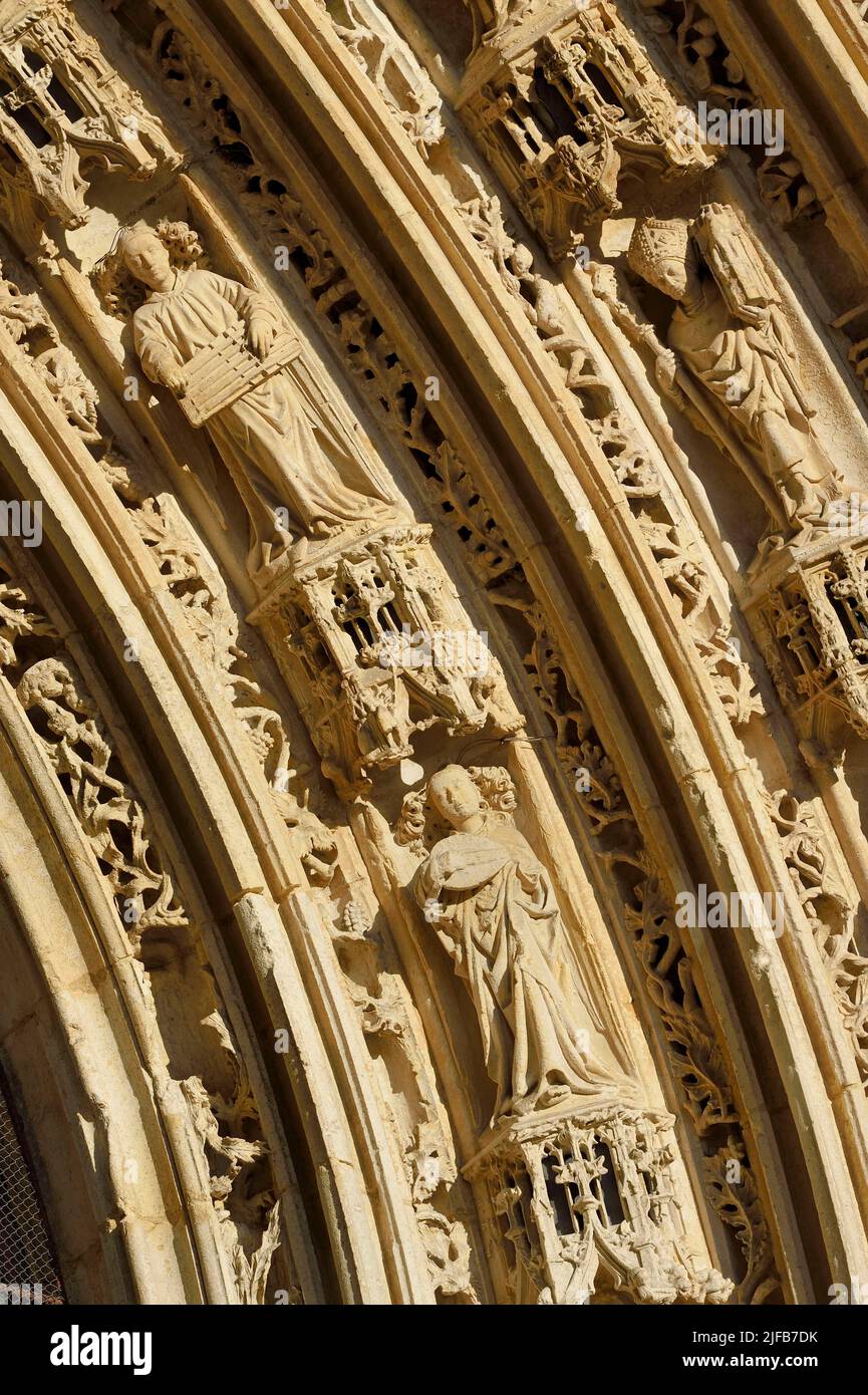 Francia, Charente-Maritime, Saintonge, Saintes, Cattedrale di Saint-Pierre, Portale gotico occidentale sul quale sono esposte rappresentazioni di angeli, apostoli e figure dell'Antico Testamento, musicisti con i loro strumenti musicali Foto Stock