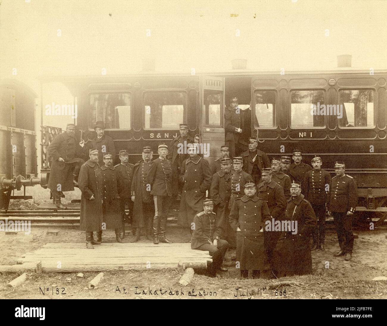 Funzionari del personale Generale fuori dalla ferrovia alla stazione di Lakaträsk il 11 luglio 1888. Foto Stock