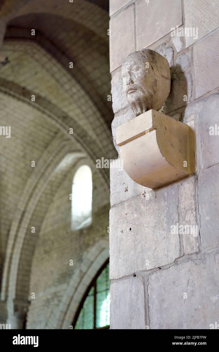 Francia, Charente-Maritime, Saintonge, Saintes, Sainte-Marie chiesa ex chiesa abbaziale dell'Abbaye aux Dames, testa scolpita può essere un apostolo (12th secolo) Foto Stock