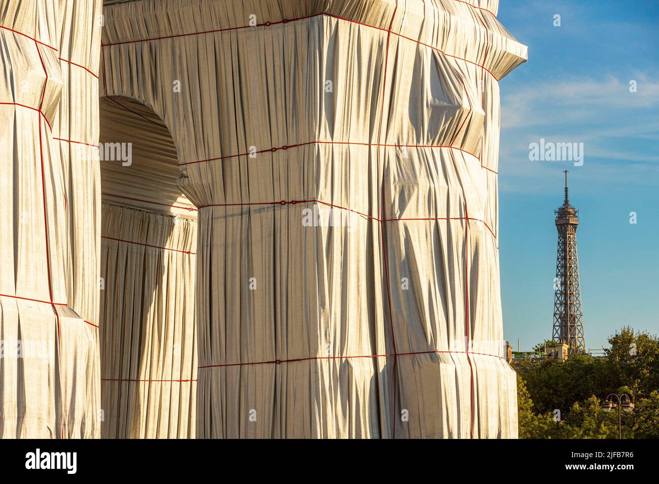 Francia, Parigi, Place de l'Etoile, Arco di Trionfo avvolto da Jeanne-Claude e Christo, dal 18 settembre al 3 ottobre 2021 Foto Stock