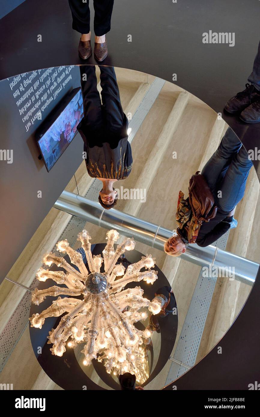 Francia, Charente, Cognac, Fondation d'Entreprise Martell, istituzione culturale multidisciplinare (arte, design e artigianato, architettura, musica, danza ...), mostra Sagmeister & Walsh: Bellezza, lampadario del designer francese Thierry Jeannot Foto Stock