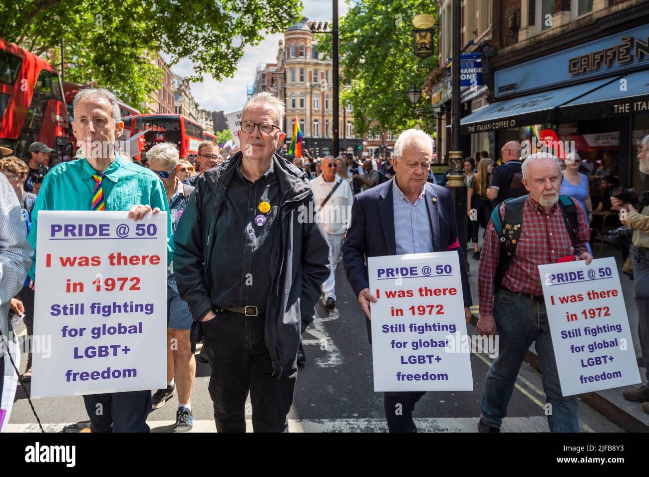 Londra, Regno Unito. 1 luglio 2022. Veterani anziani, tra cui Peter Tatchell (maglietta verde) e il cantante Tom Robinson (2L), del primo marzo britannico Pride nel 1972, ripercorrendo il loro percorso esatto da Charing Cross Road e Oxford Street a Hyde Park. Organizzato dal Gay Liberation Front (GLF), l'evento si svolge in occasione del 50th° anniversario del primo Pride britannico. Il 2 luglio si svolge Pride a Londra, che il GLF considera commercializzato. Credit: Stephen Chung / Alamy Live News Foto Stock