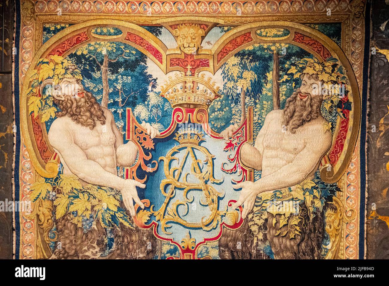 Polonia, Polonia minore, Cracovia, Patrimonio Mondiale dell'Umanita' dell'UNESCO, Castello di Wawel sulla collina reale, Appartamenti reali, monogramma del Re e Satiri Foto Stock