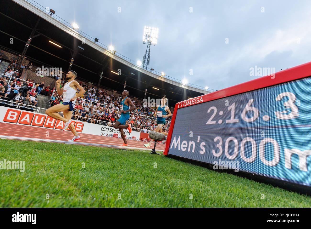 (220701) -- STOCCOLMA, 1 luglio 2022 (Xinhua) -- gli atleti competono durante i 3000m uomini alla riunione di atletica della Diamond League a Stoccolma, Svezia, 30 giugno 2022. (Foto di Wei Xuechao/Xinhua) Foto Stock