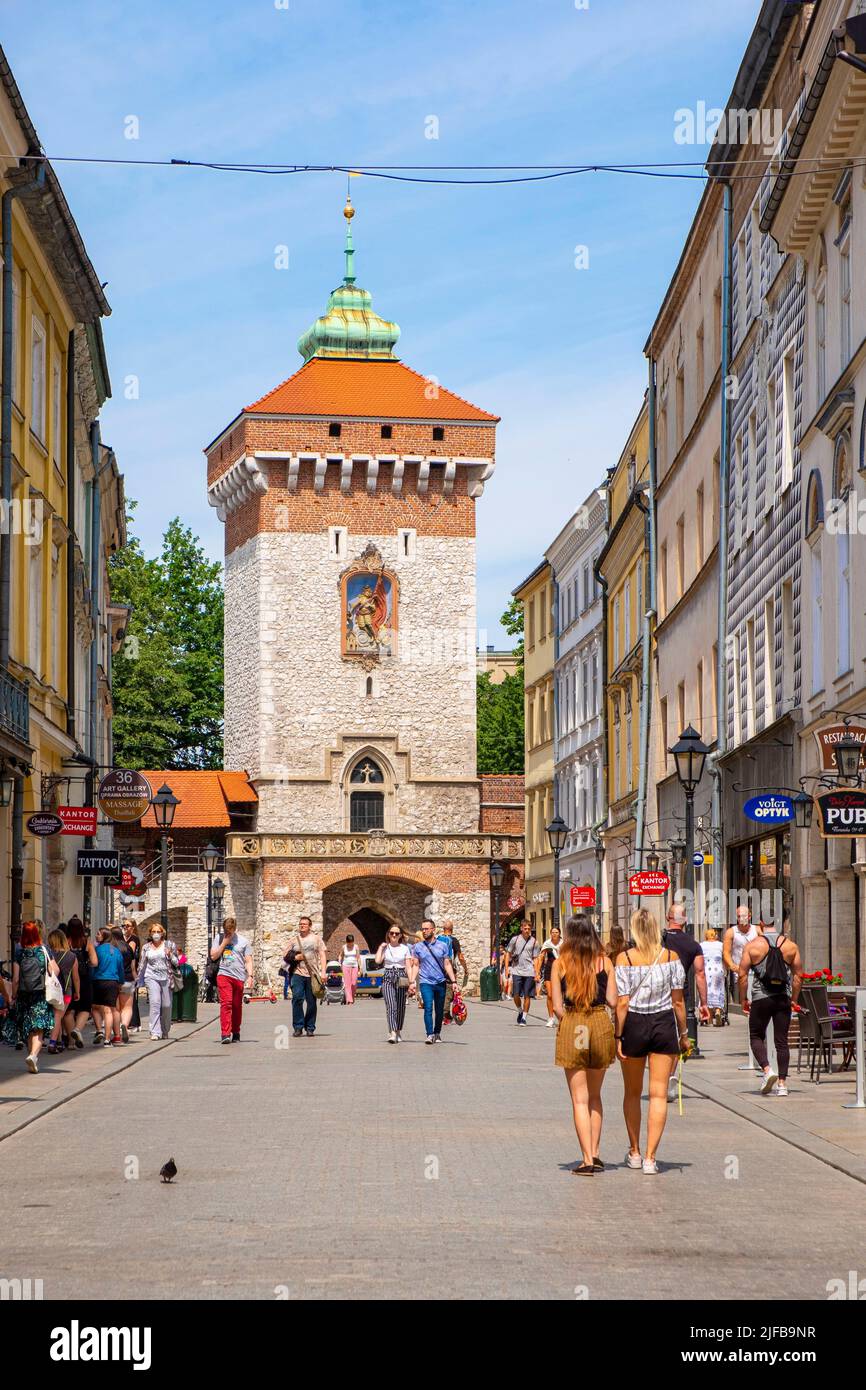 Polonia, Polonia minore, Cracovia, città vecchia (stare Mastro), dichiarata Patrimonio dell'Umanità dall'UNESCO, Piazza del mercato (Rynek Glowny), Via Florianska e porta di San Floriano Foto Stock