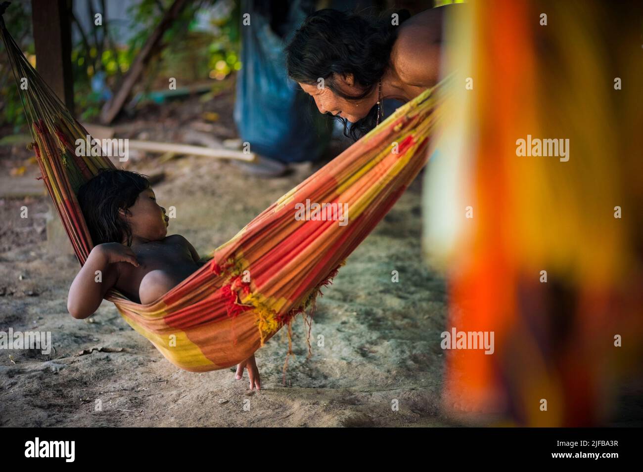 Francia, Guyana francese, Parco Amazzonico, zona cuore, Camopi, Riposati in un'amaca in una famiglia Amerindia Wayàpi Foto Stock