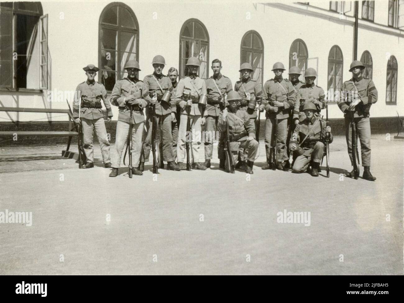 Alunni alla scuola di guerra di Karlberg al di fuori del Castello di Karlberg, Stoccolma. Foto Stock