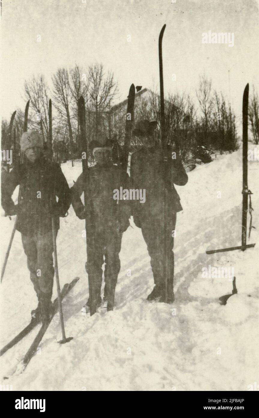 Esercizio invernale per gli studenti della scuola di guerra di Karlberg, probabilmente a Åre. Foto Stock