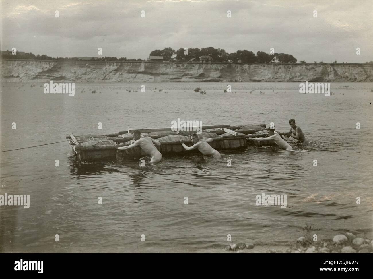 Gli allievi della scuola di guerra di Karlberg costruiscono un ponte sui corsi d'acqua. Foto Stock