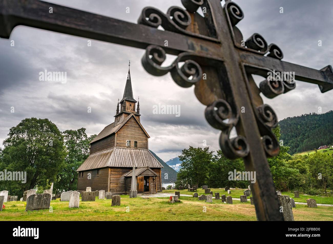 Norvegia, Contea di Sogn og Fjordane, Laerdal, chiesa a doghe (stavkyrjke) Foto Stock