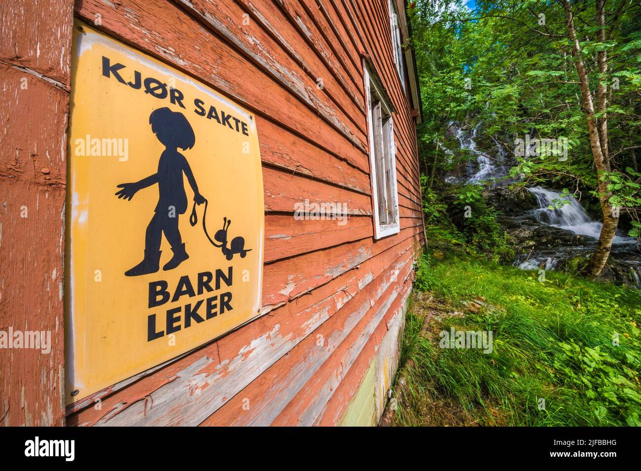 Norvegia, Contea di Vestland, segno equivalente a attenzione dei bambini in Francia, qui guidare lentamente, bambini che giocano vicino a un villaggio Foto Stock