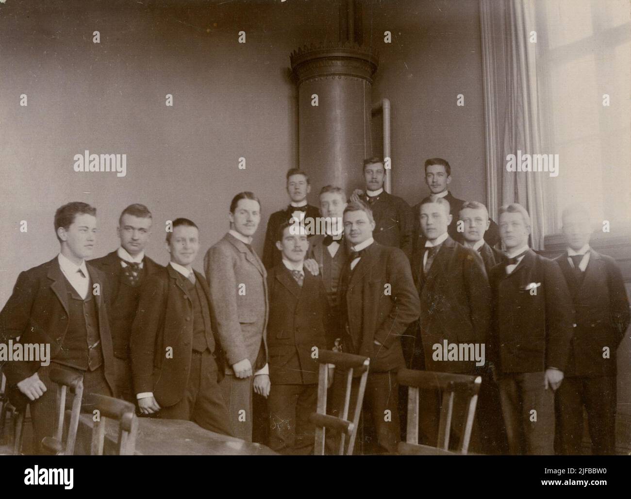 Ritratto di gruppo degli studenti in aula presso probabilmente il Northern Real Gymnasium. Per il nome, vedere la figura n. 3. Foto Stock