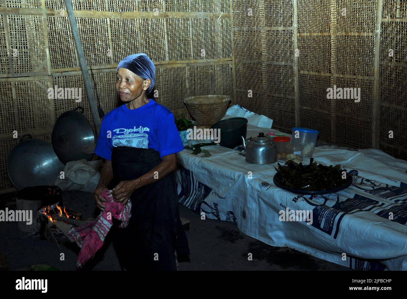 Donna indonesiana in cucina tradizionale. Foto Stock
