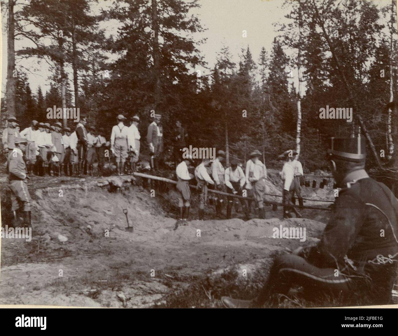 Gli studenti della scuola di cavalleria di Umeå cucinano cibo nella fossa di cottura nella foresta. Foto Stock