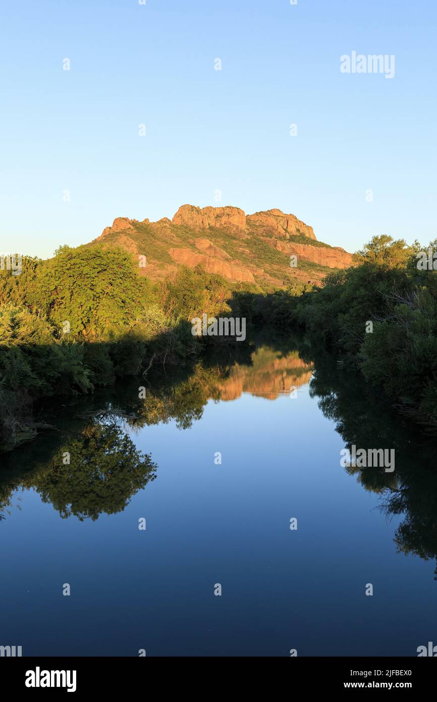 Francia, Var, Roquebrune sur Argens, fiume Argens e roccia di Roquebrune Foto Stock