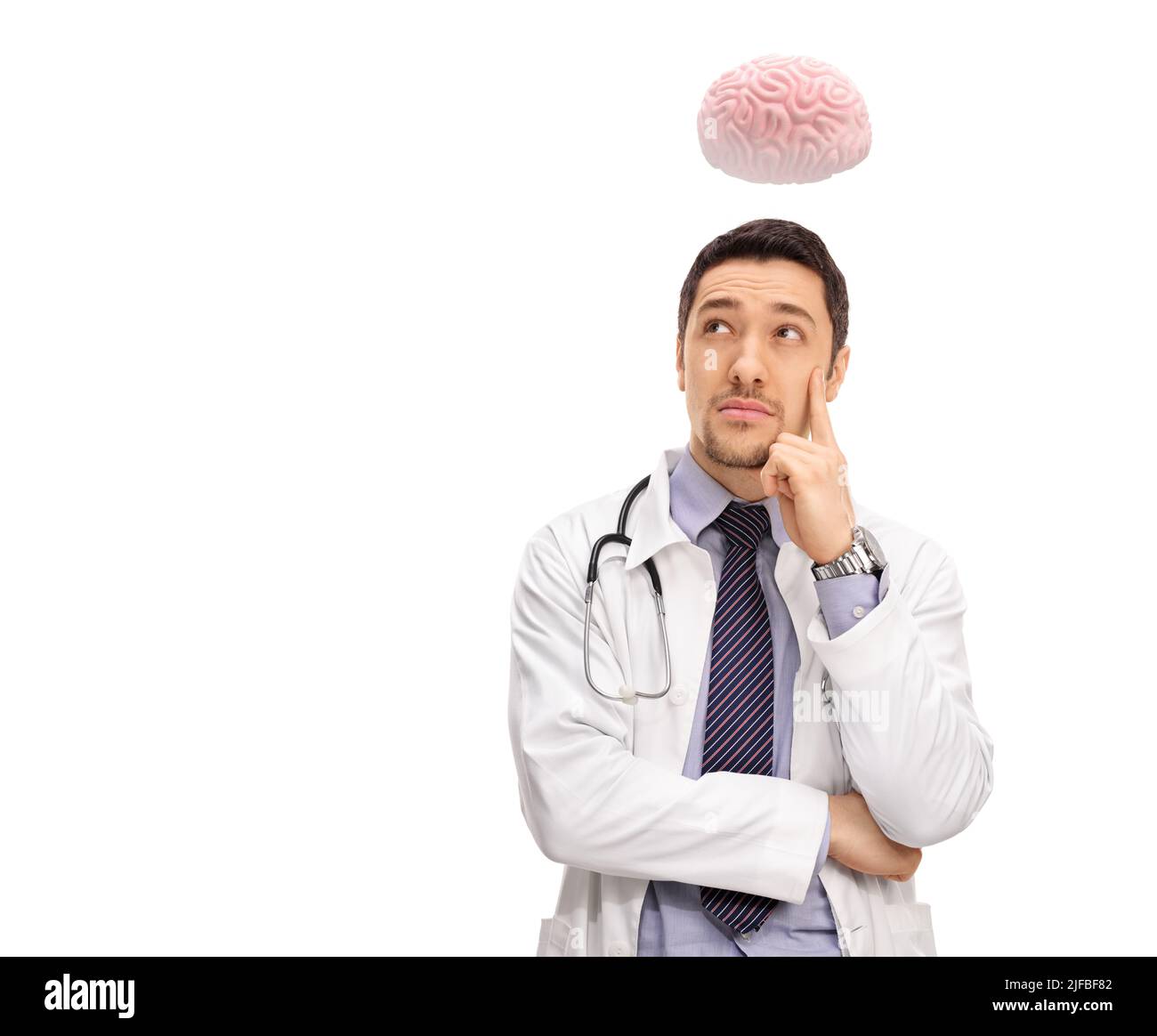 Medico maschile intelligente in un cappotto bianco con cervello sopra la testa isolato su sfondo bianco Foto Stock