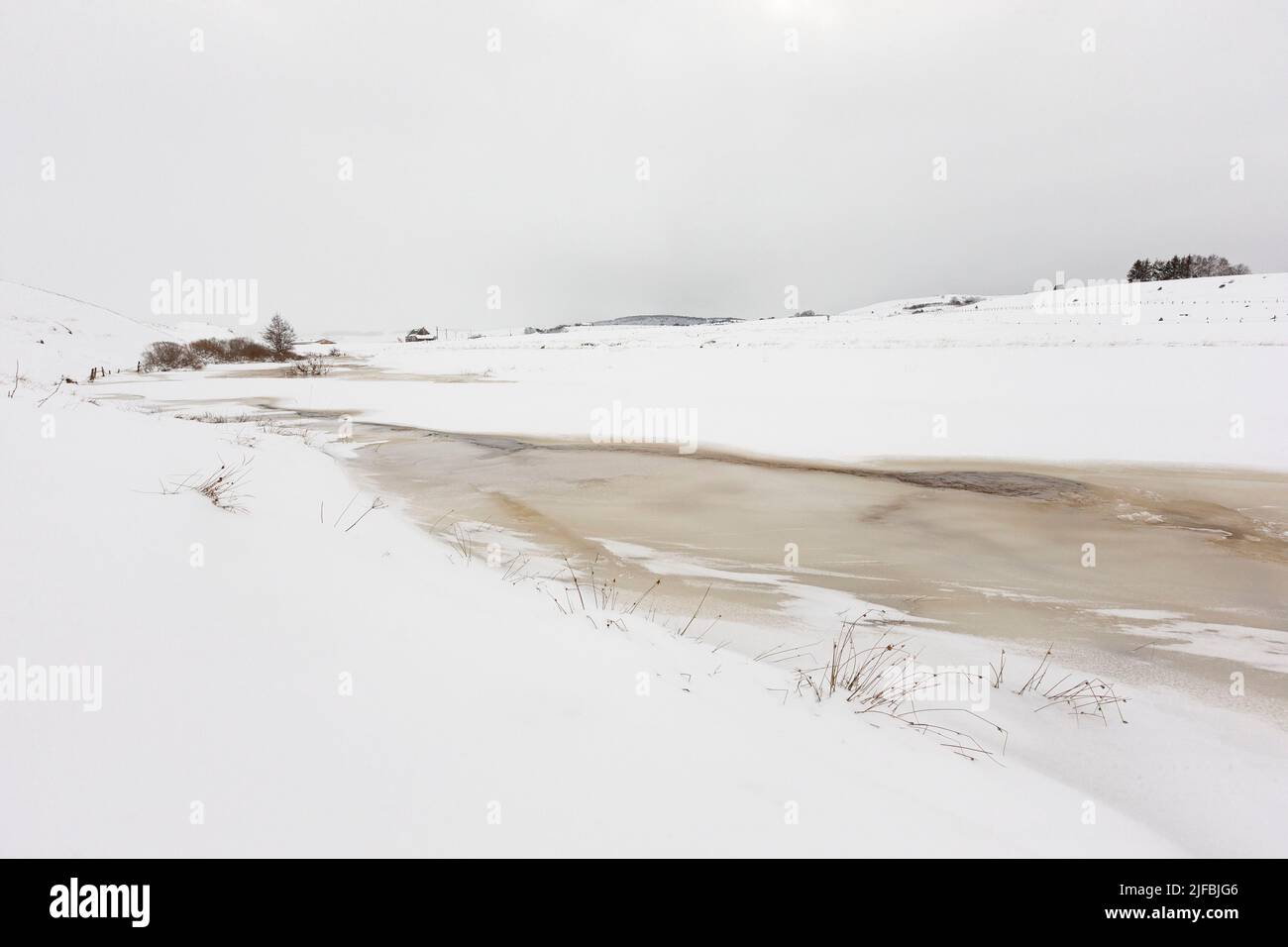 Francia, Lozere, il Chemin de Compostelle en Aubrac, classificato patrimonio mondiale dall'UNESCO per il suo ambiente naturale autentico, il fiume le Bes Foto Stock