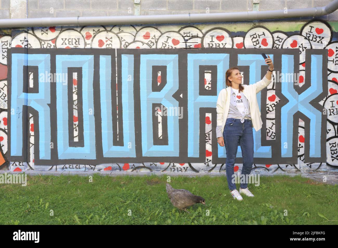 Francia, Nord, Roubaix, affresco da parete dell'artista Vianney Daltes accanto a piazza Catteau Foto Stock
