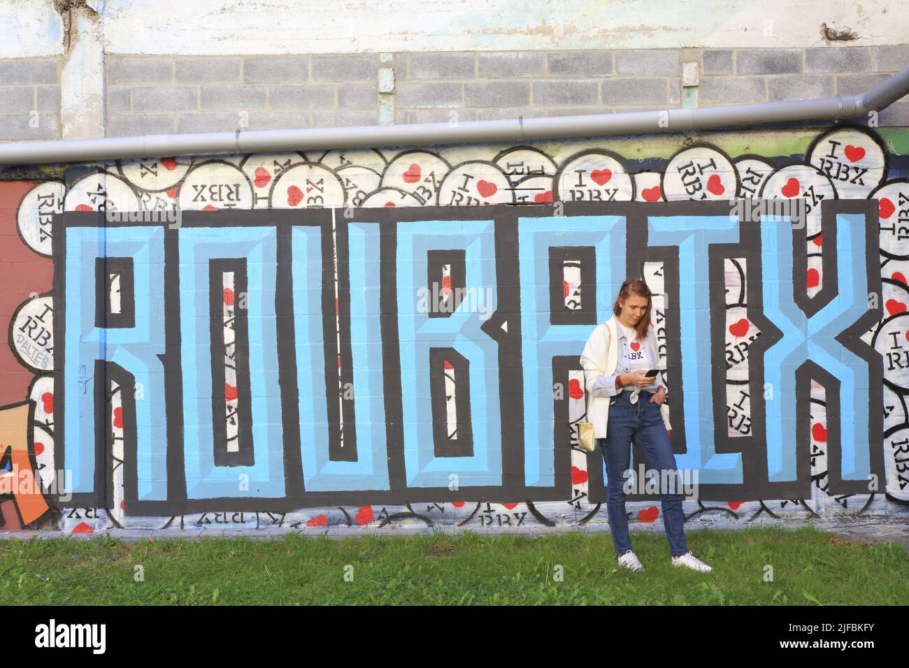 Francia, Nord, Roubaix, affresco da parete dell'artista Vianney Daltes accanto a piazza Catteau Foto Stock