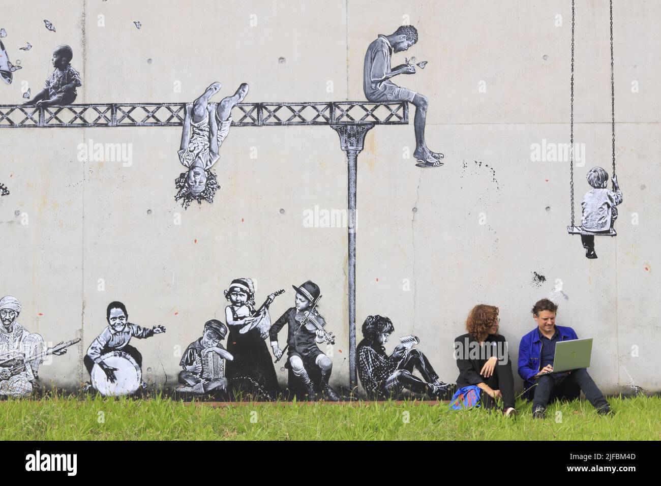 Francia, Nord, Roubaix, distretto pile, Condition Publique (luogo culturale) installato in un ex magazzino (1902) per il confezionamento di materiali tessili costruito da Albert Bouvy e riabilitato nel 2003 da Patrick Bouchain, terrazza sul tetto con opere d'arte di strada di Jef aerosol Foto Stock
