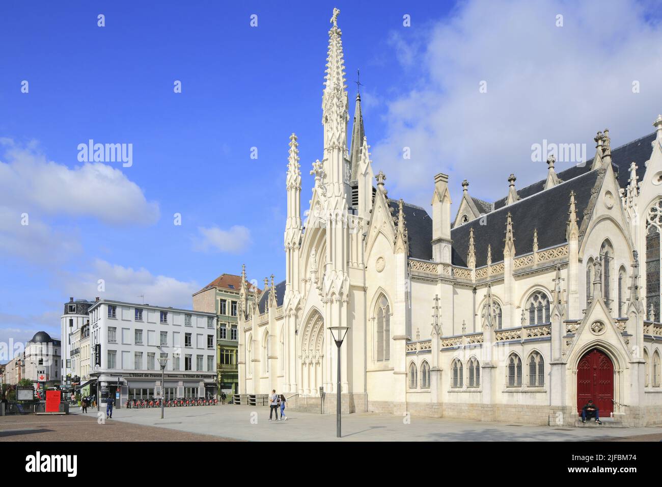 Francia, Nord, Roubaix, chiesa cattolica di Saint-Martin del 15th secolo e profondamente alterata nella metà del 19th secolo dall'architetto Charles Leroy, facciata sud Foto Stock