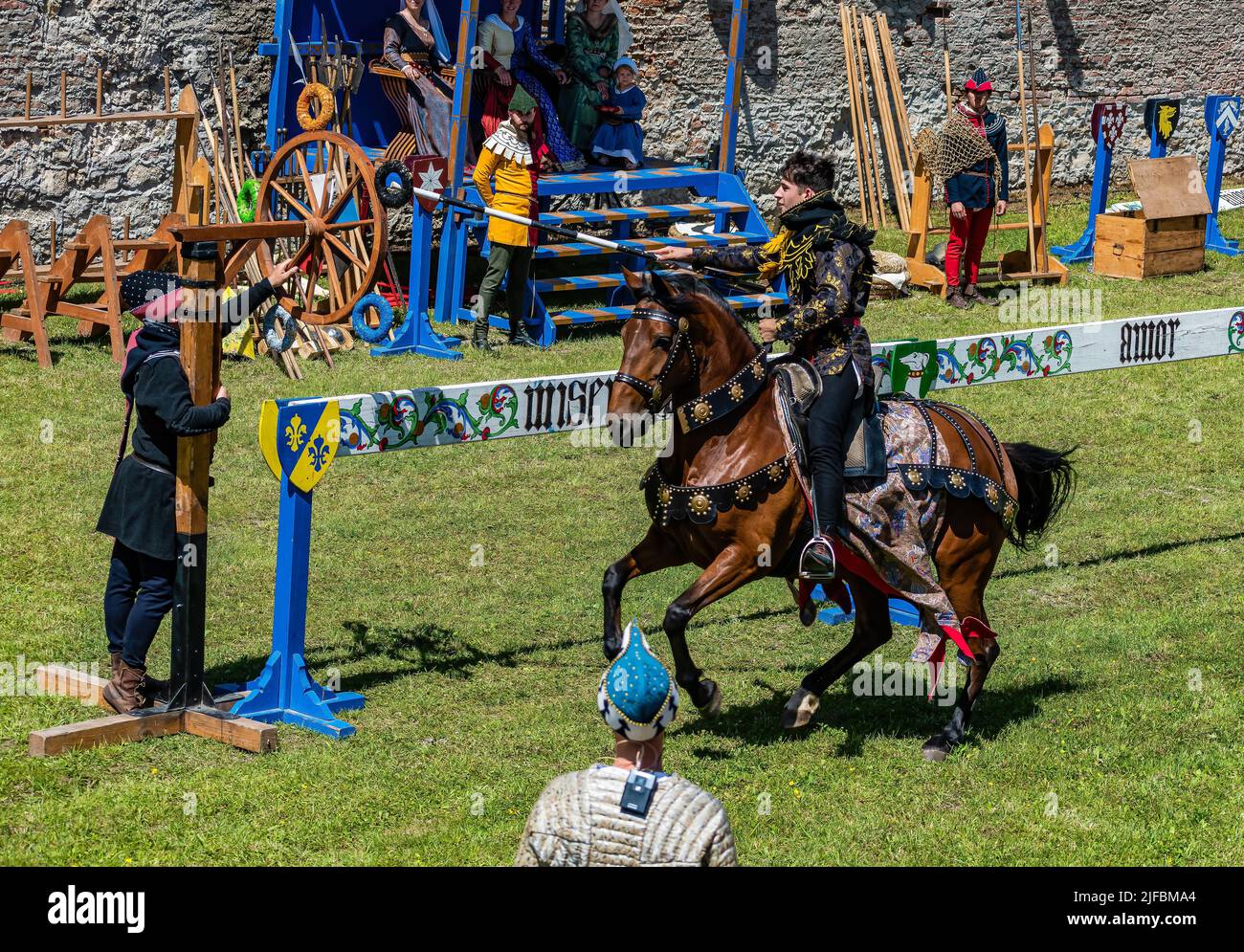 Holic, Slovacchia - 18 giugno 2022 WYWAR CASTLE FEST, dimostrazioni di combattimenti a cavallo Foto Stock