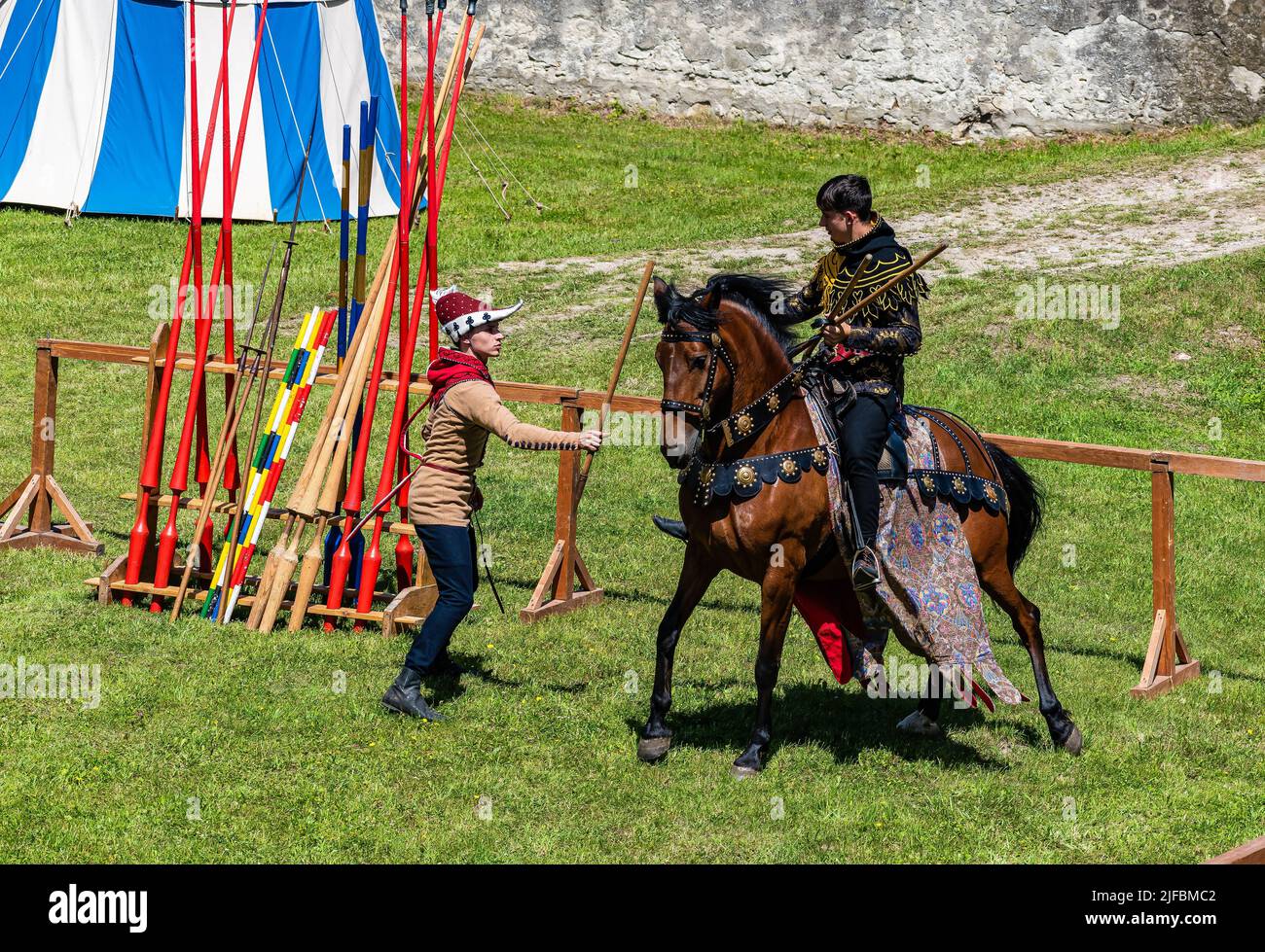 Holic, Slovacchia - 18 giugno 2022 WYWAR CASTLE FEST, dimostrazioni di combattimenti a cavallo Foto Stock