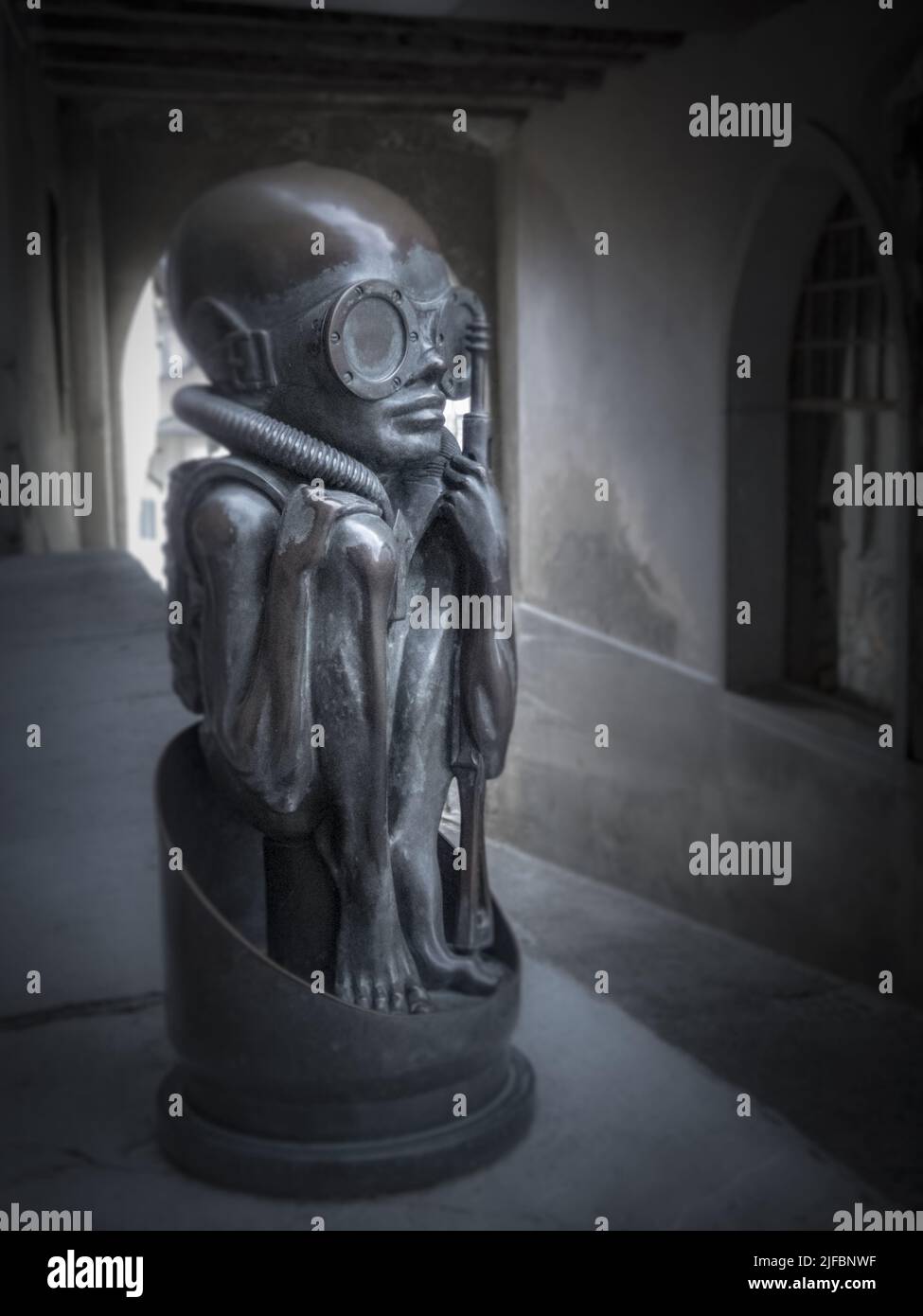 Svizzera, cantone di Friburgo, Gruyères, città medievale, museo HR Giger, Hans Ruedi Giger, artista visivo svizzero che ha progettato la creatura e gli insiemi per il film Alien Foto Stock