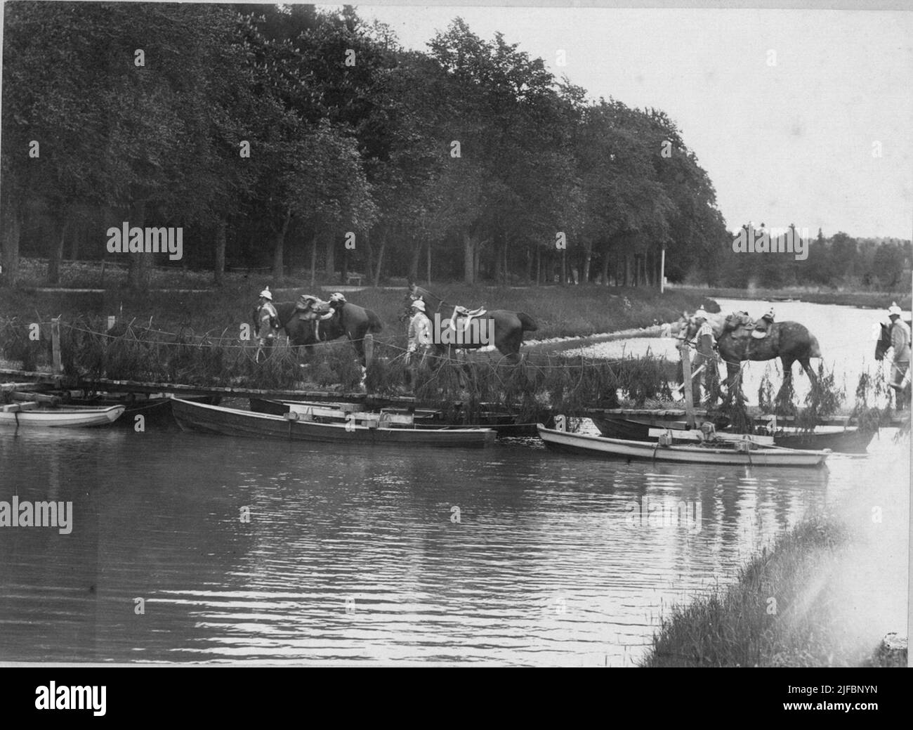 I soldati del Reggimento della vita sul cavallo K 1, guidano i cavalli su uno stretto ponte sul Djurgårdsbrunnskanalen. I soldati del Reggimento della vita sul cavallo K 1, guidano i cavalli su uno stretto ponte sul Djurgårdsbrunnskanalen. Foto Stock