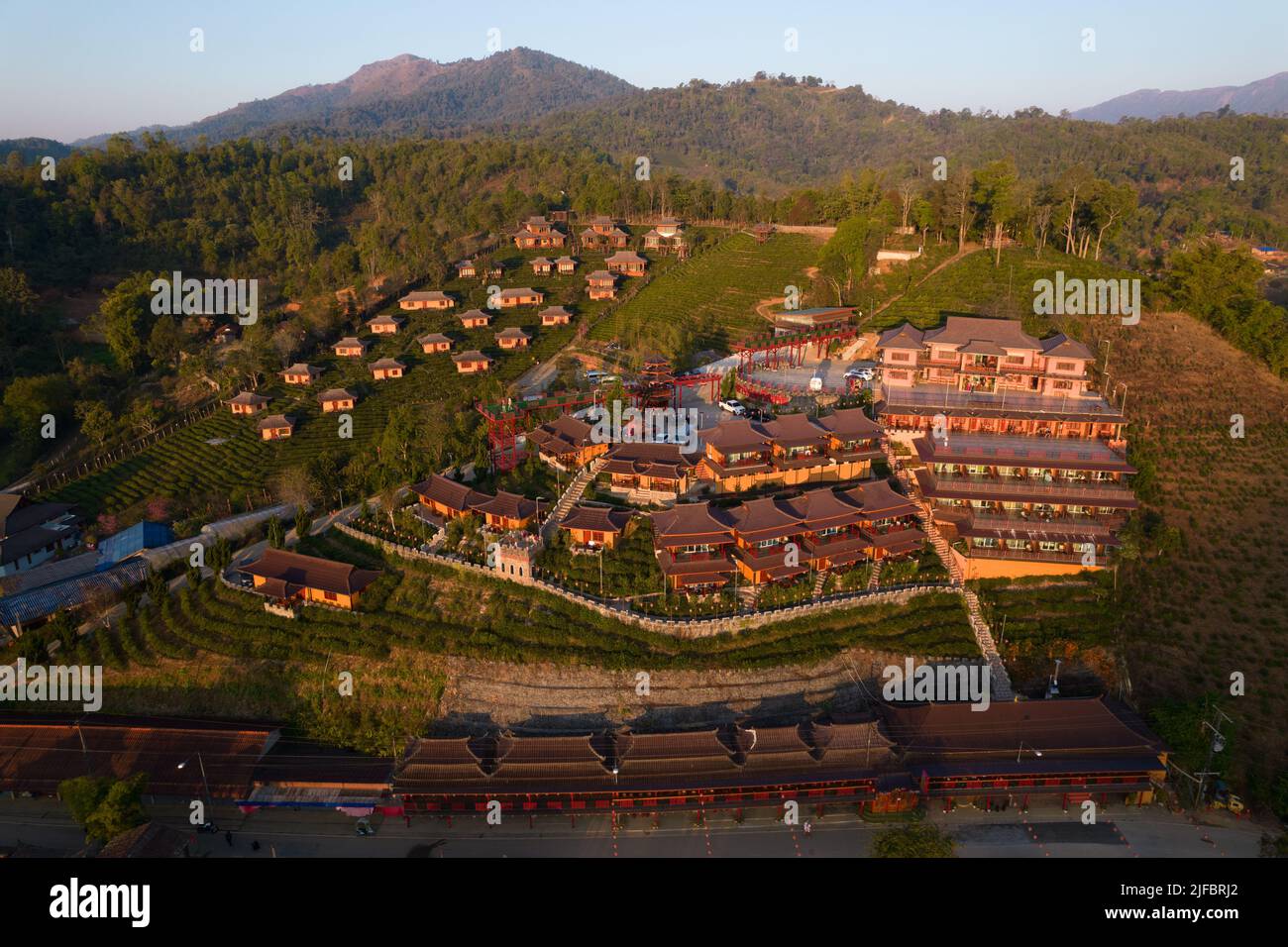 Vista aerea del villaggio tailandese di Ban Rak nel nord della Thailandia con case di sporcizia e piantagione di tè. Foto Stock