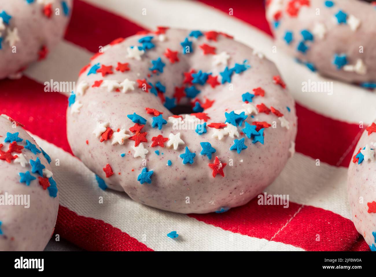 Ciambelle natalizie americane fatte in casa con Red White Blue Sprinkles Foto Stock