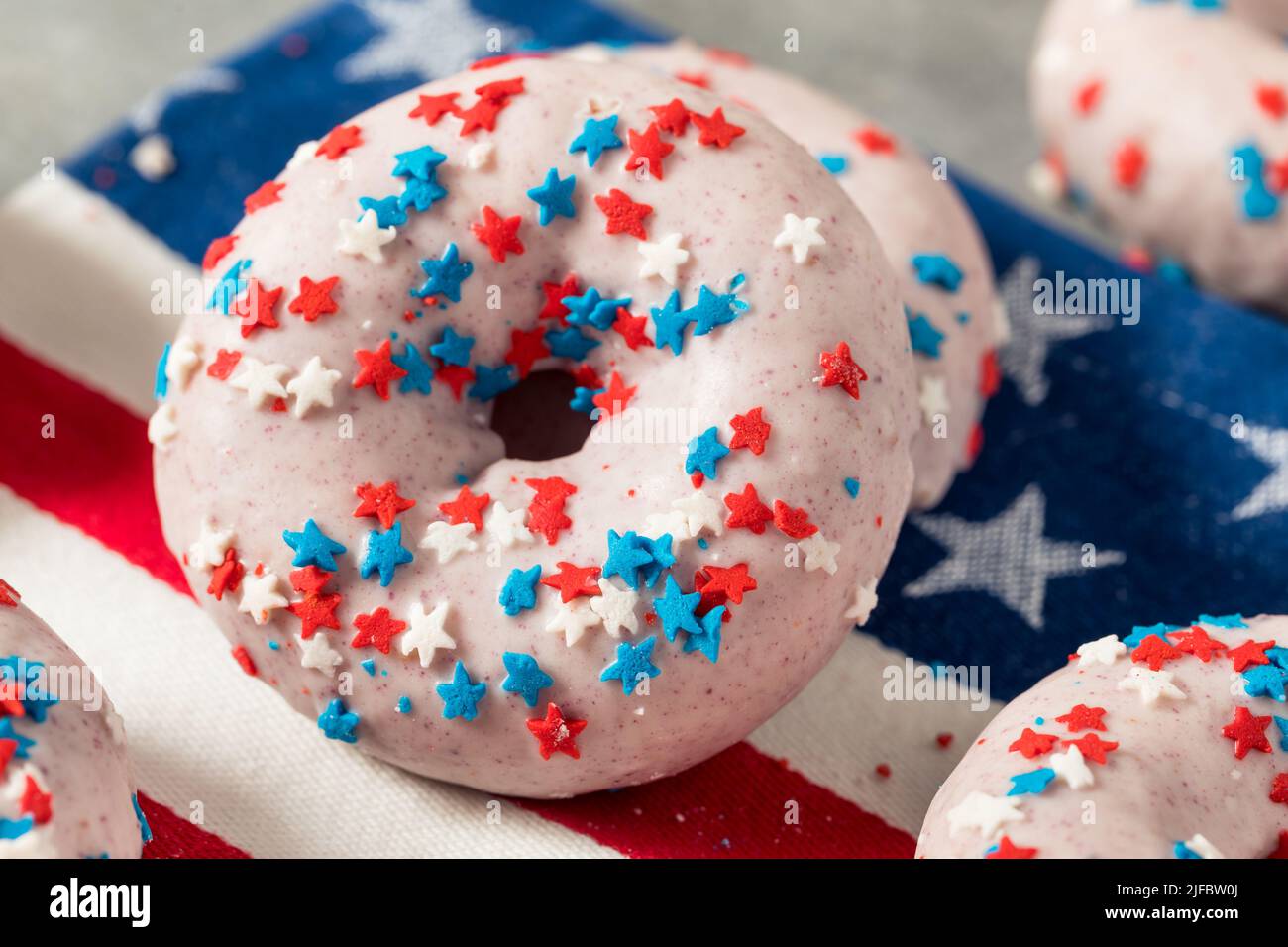 Ciambelle natalizie americane fatte in casa con Red White Blue Sprinkles Foto Stock