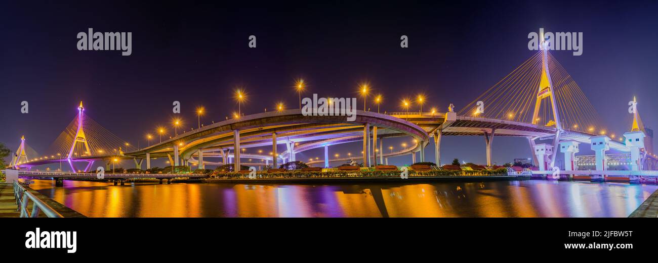 Bella panoramica di luce sul ponte autostradale attraverso il fiume con il giardino e diga aperta in Thailandia chiamato anello industriale. (Bhumibol br Foto Stock