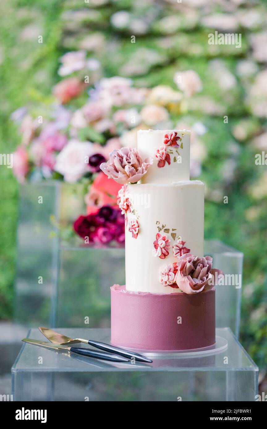Torta nuziale floreale a più livelli Foto Stock