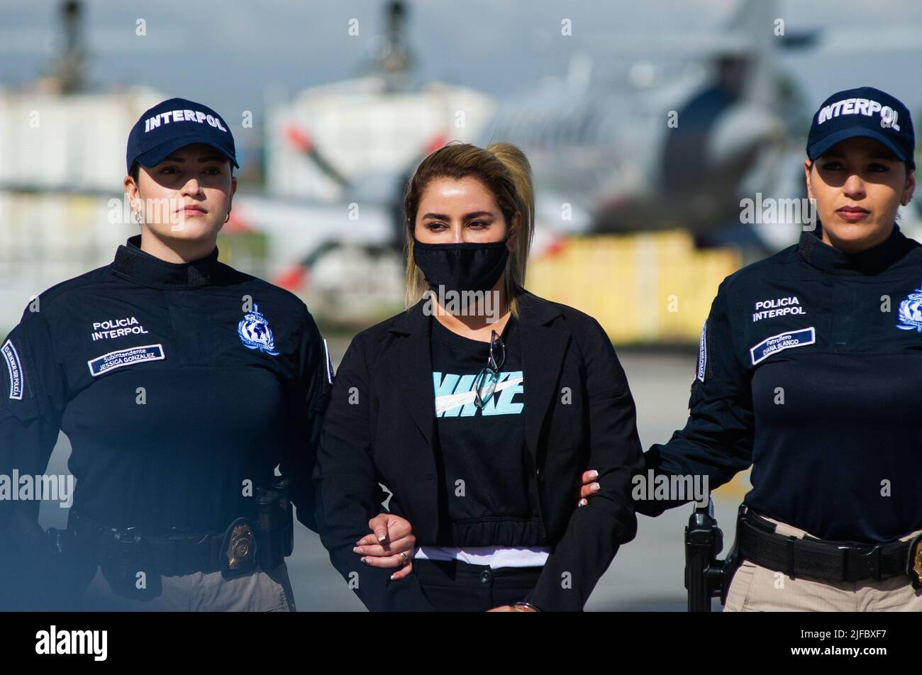 Bogota, Colombia. 01st luglio 2022. Nini Johana Usuga alias 'la Negra', sorella di Drug lord colombiano Dairo Antonio Usuga, alias 'Otoniel', è scortato da ufficiali di polizia Interpol prima della sua estradizione negli Stati Uniti d'America presso l'Aeronautica militare CATAM, a Bogotà, il 1 luglio 2022. Nini Johana Usuga fu estradata anche da membri dell'ex Guerrilla FARC. Foto di: Stringer/Long Visual Press Credit: Long Visual Press/Alamy Live News Foto Stock
