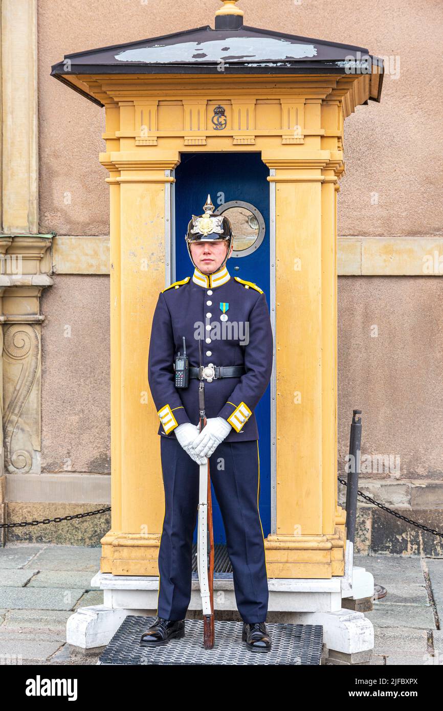 Un soldato in uniforme tradizionale che custodisce il Palazzo reale (Kungliga Slottet) a Stoccolma, Svezia Foto Stock