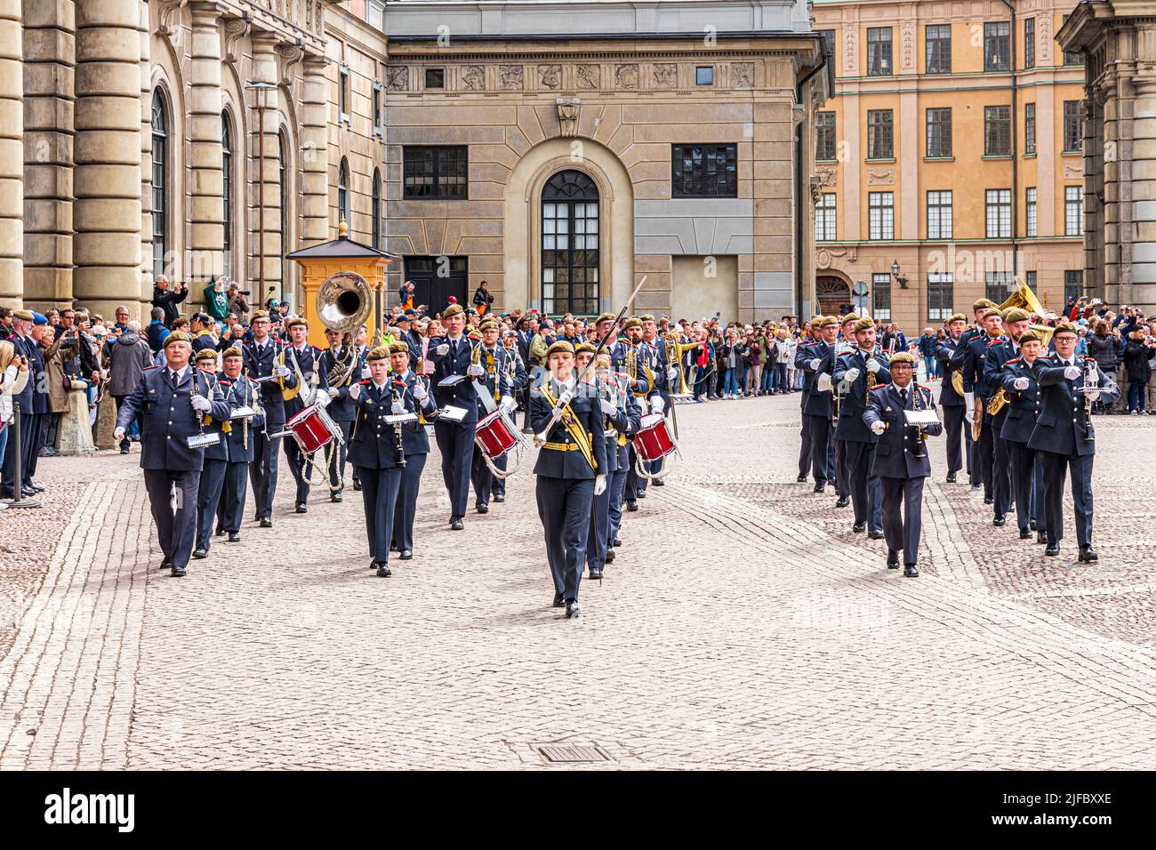 Una banda militare al cambio della guardia nel Palazzo reale (Kungliga Slottet) a Stoccolma, Svezia Foto Stock