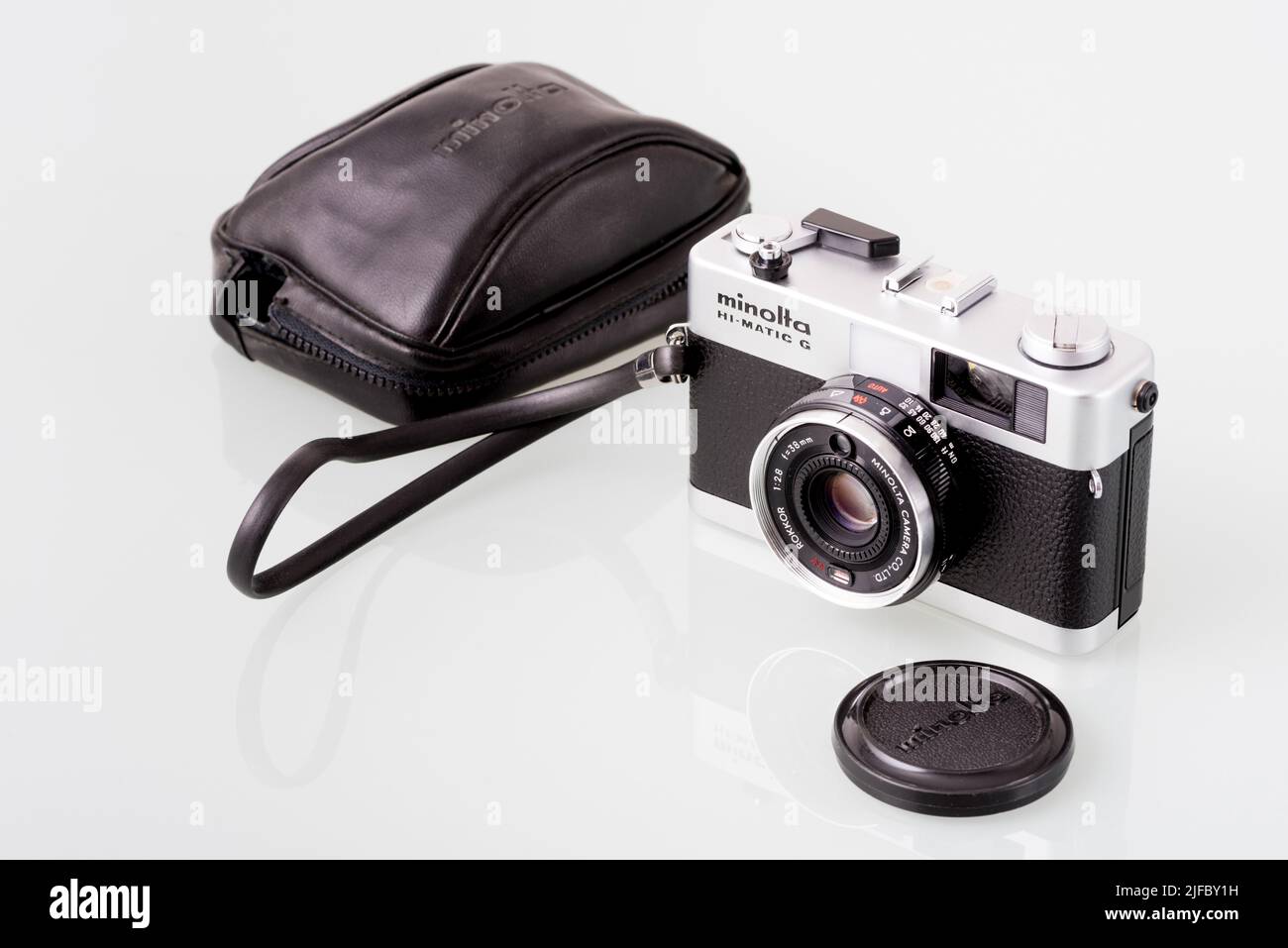 Telecamera per rangefinder vintage con custodia in pelle nera. Foto Stock