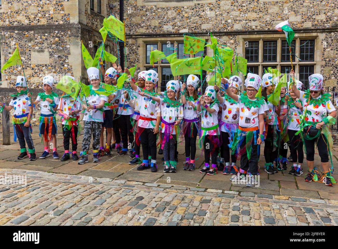 Winchester, Hampshire, Regno Unito. 1st luglio 2022. Winchester Hat Fair, festival annuale di teatro di strada e spettacoli all'aperto, il festival più lungo delle arti all'aperto, fondato nel 1974. Prende il suo nome dalla tradizione del pubblico che mette i soldi in un cappello per i buskers. I bambini della scuola aprono il festival con il favoloso carnevale per l'inizio dell'evento di 3 giorni. Credit: Carolyn Jenkins/Alamy Live News Foto Stock